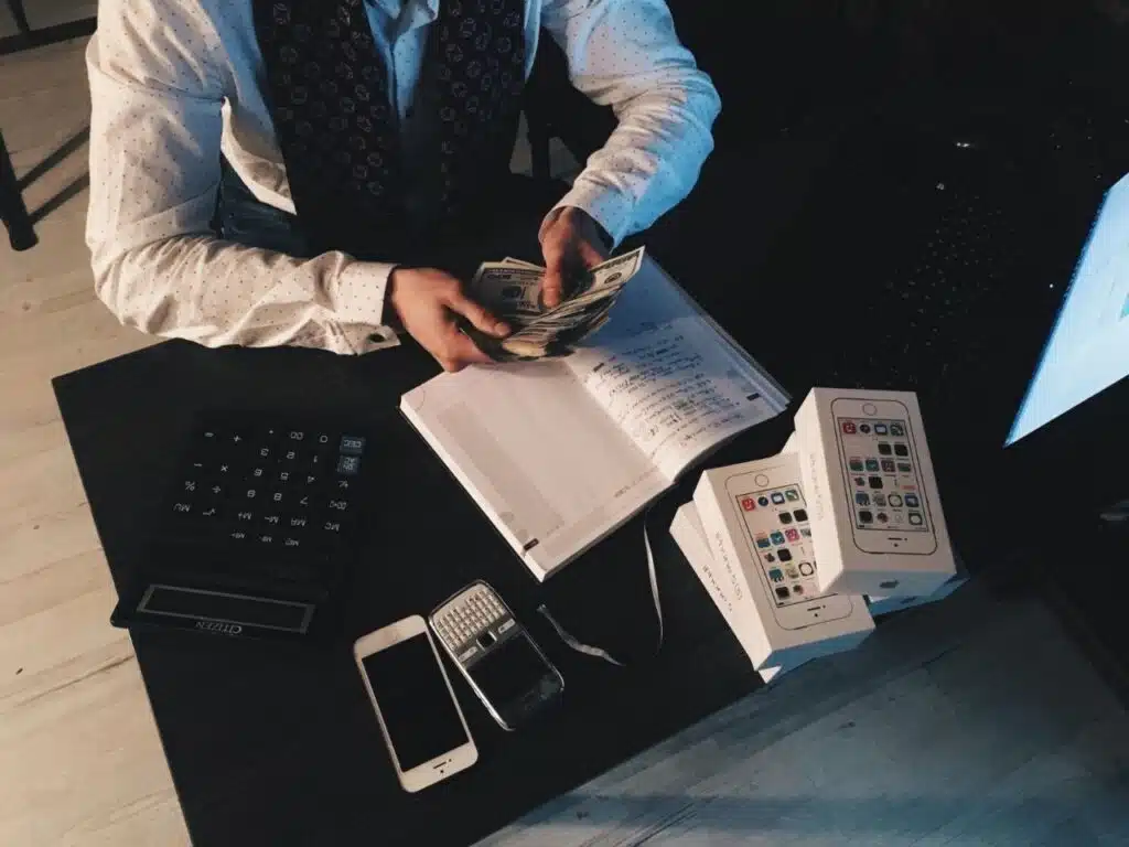 كم يكلف المحاسب مقارنة تكلفة المحاسب الداخلي والمحاسب عن بُعد في السعودية